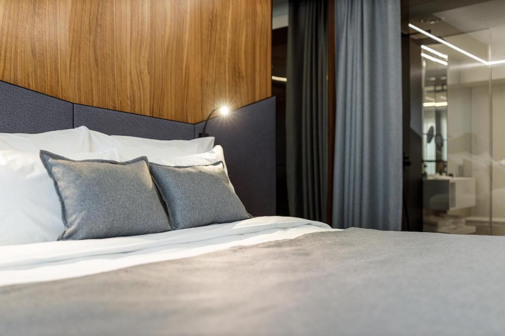 Uma cama ou camas num quarto em Qosmo Brasov Hotel