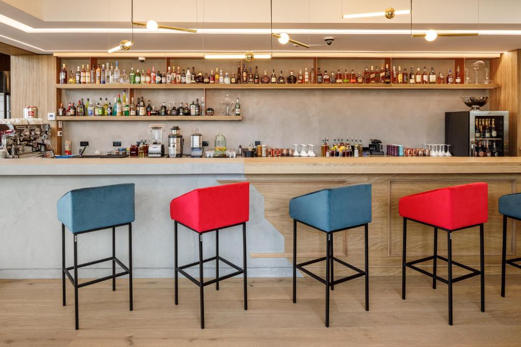 A área de bar ou lounge em Qosmo Brasov Hotel