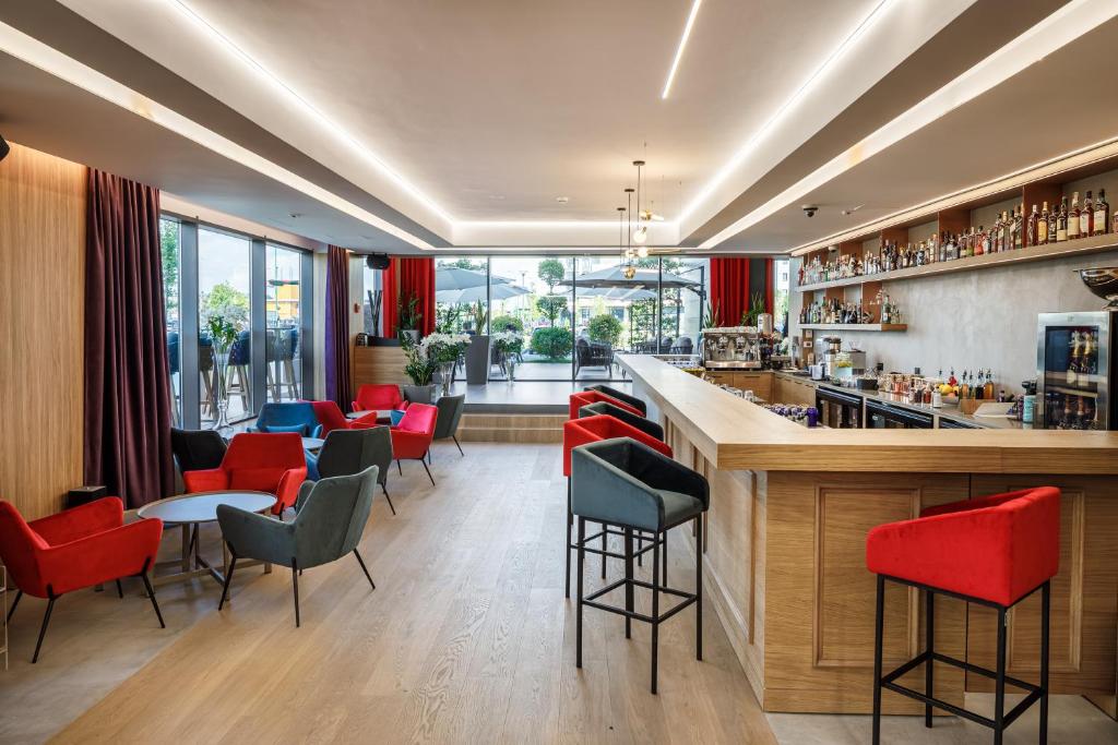 A área de bar ou lounge em Qosmo Brasov Hotel