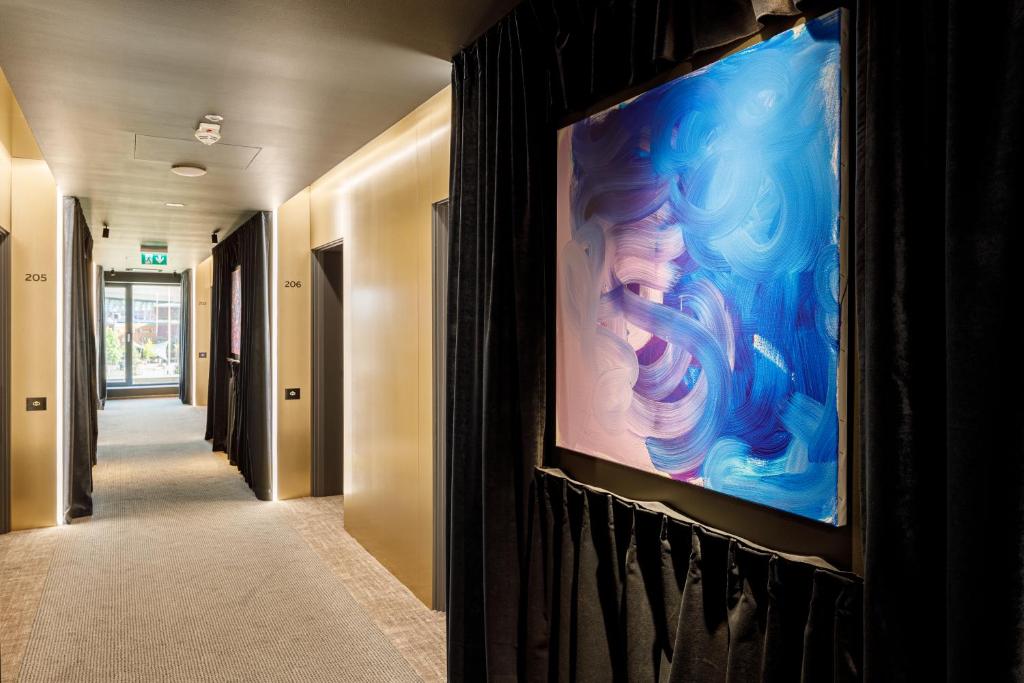 Uma televisão e/ou sistema de entretenimento em Qosmo Brasov Hotel