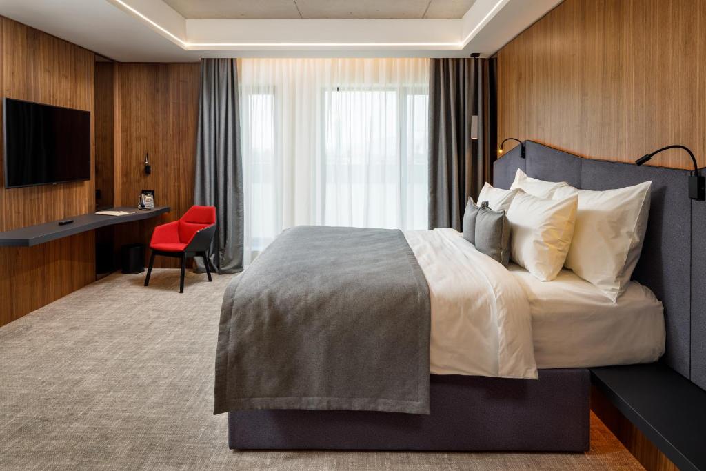 Uma cama ou camas num quarto em Qosmo Brasov Hotel