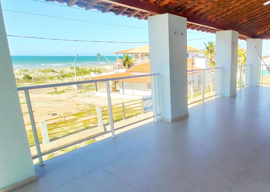 a balcony with a view of the beach at Casa duplex beira mar reformada com piscina no Peito Moça in Luis Correia