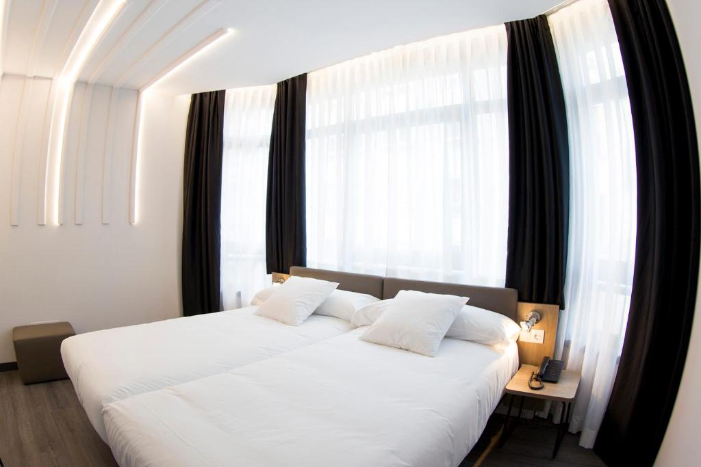 Postel nebo postele na pokoji v ubytování Hotel Lux Santiago
