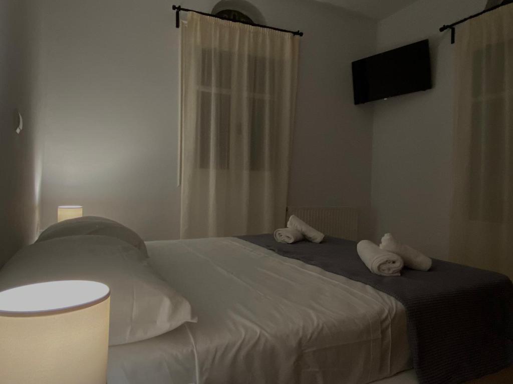 1 dormitorio con 1 cama con 2 almohadas en Volto, en Mirsíni