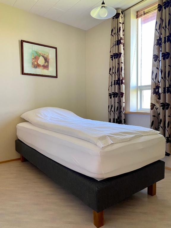 Postel nebo postele na pokoji v ubytování Syðstibær Guesthouse