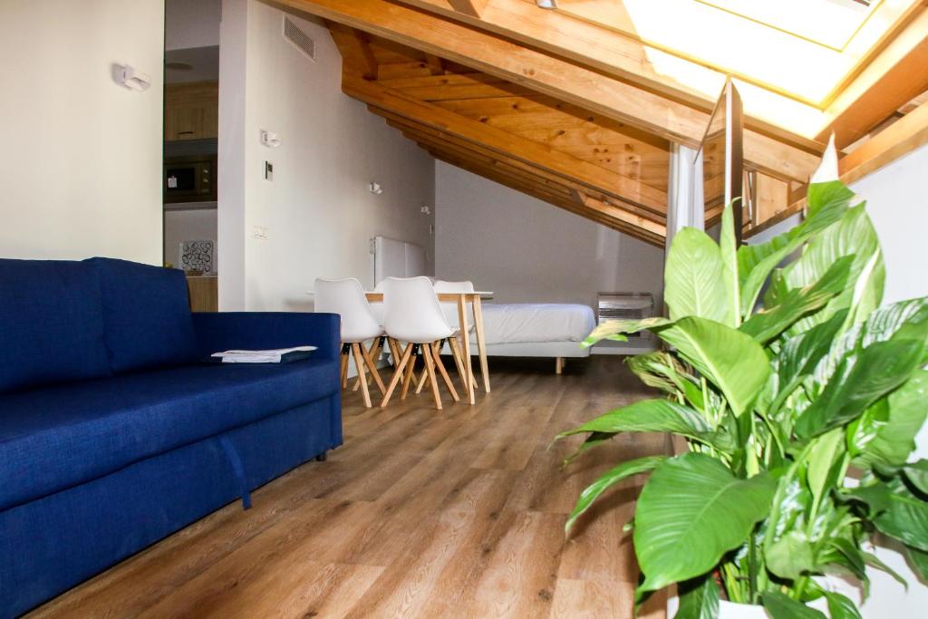 A seating area at Apartamentos Mundaka Surf Camp