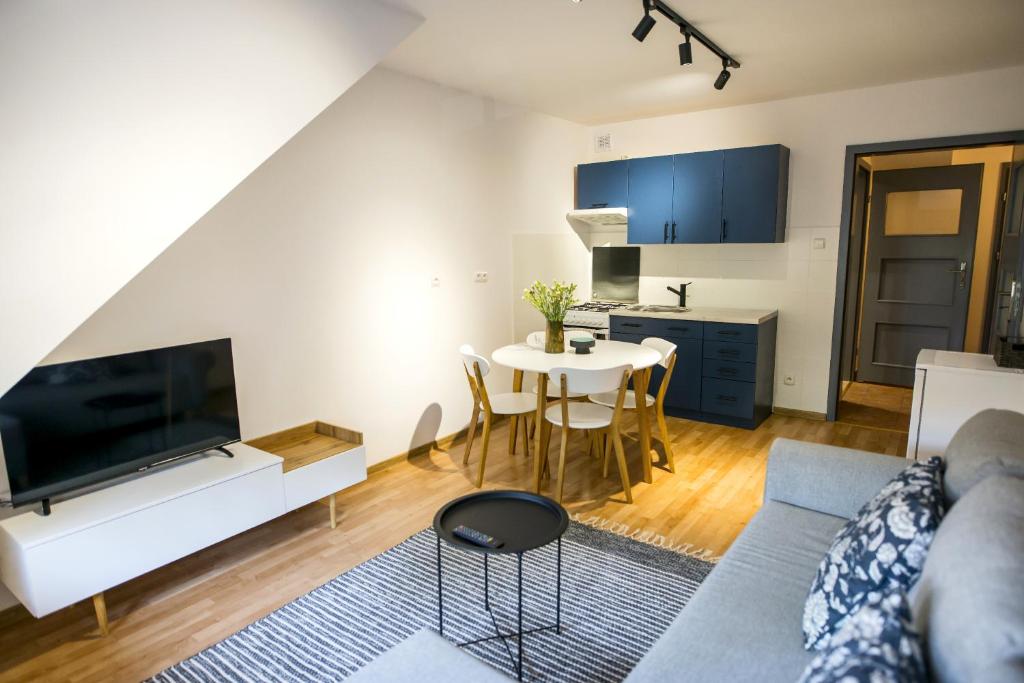Televízia a/alebo spoločenská miestnosť v ubytovaní Apartamenty Centrum Biskupiec