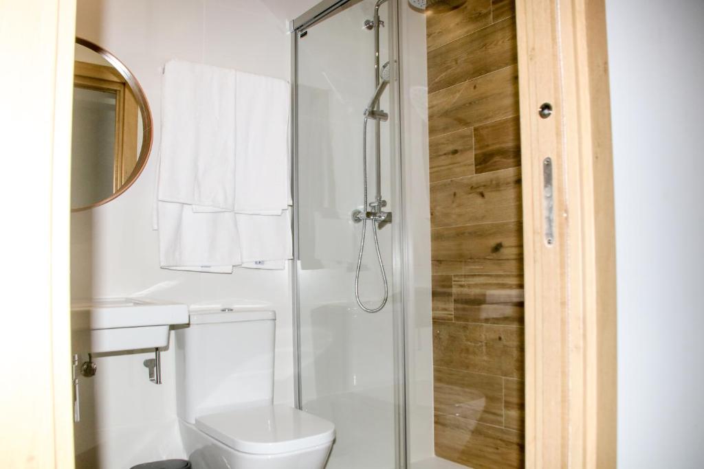 A bathroom at Apartamentos Mundaka Surf Camp