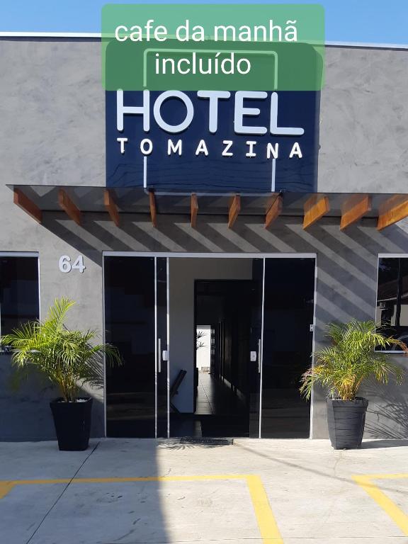 ein Hotelschild an der Seite eines Gebäudes in der Unterkunft Hotel Tomazina in Tomazina