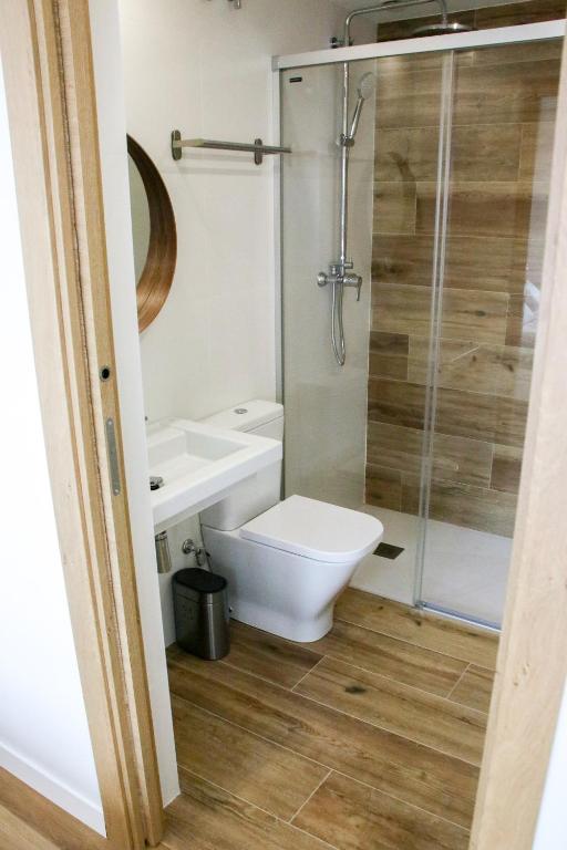 A bathroom at Apartamentos Mundaka Surf Camp