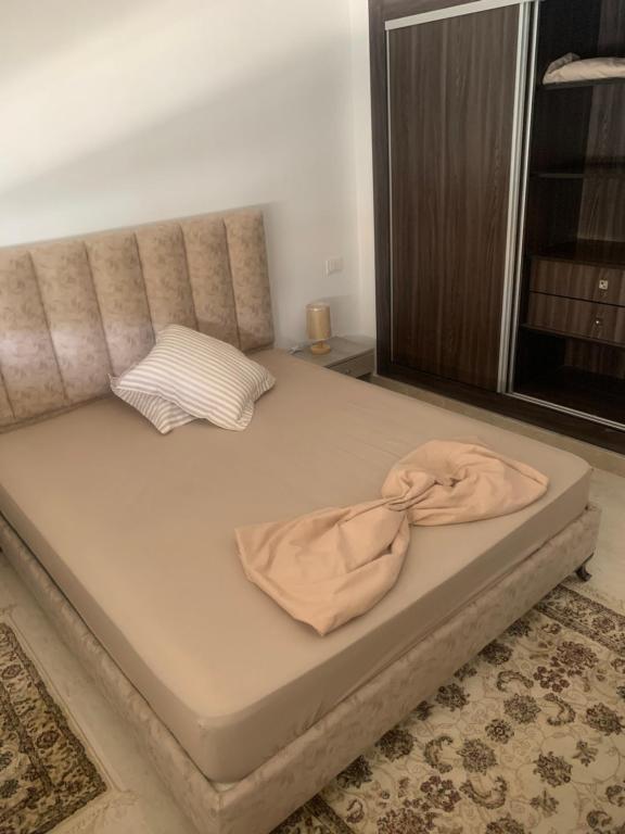 Ένα ή περισσότερα κρεβάτια σε δωμάτιο στο Appartement chic jardins de carthage