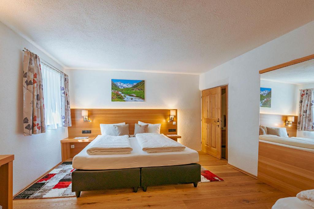 Postel nebo postele na pokoji v ubytování Apart Alpin Oetztal