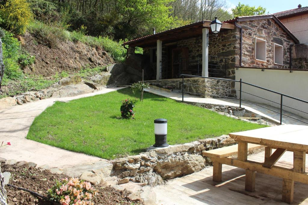 a house with a picnic table in front of it at A Nosa Casa 2 in Belesar