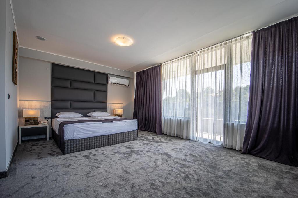 Postel nebo postele na pokoji v ubytování Hotel Caesar 2