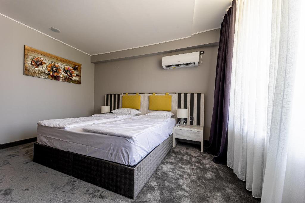 Postel nebo postele na pokoji v ubytování Hotel Caesar 2