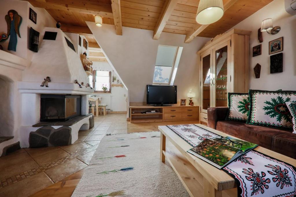 Televízia a/alebo spoločenská miestnosť v ubytovaní Tatras View Kościelisko