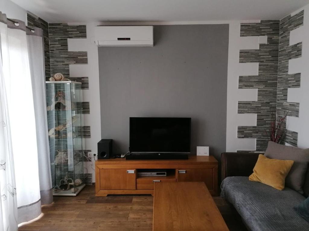 TV a/nebo společenská místnost v ubytování Sunset Apartment in Pakoštane