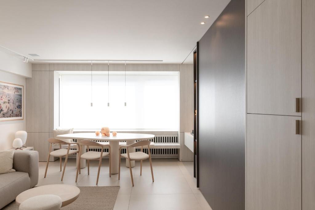 a kitchen and dining room with a table and chairs at Een designappartement met zijdelings zicht op zee in Ostend