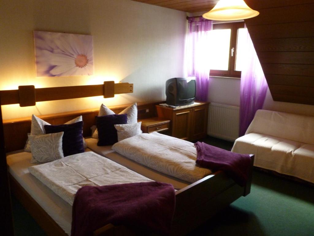 Postel nebo postele na pokoji v ubytování Landgasthof zum Hirschen