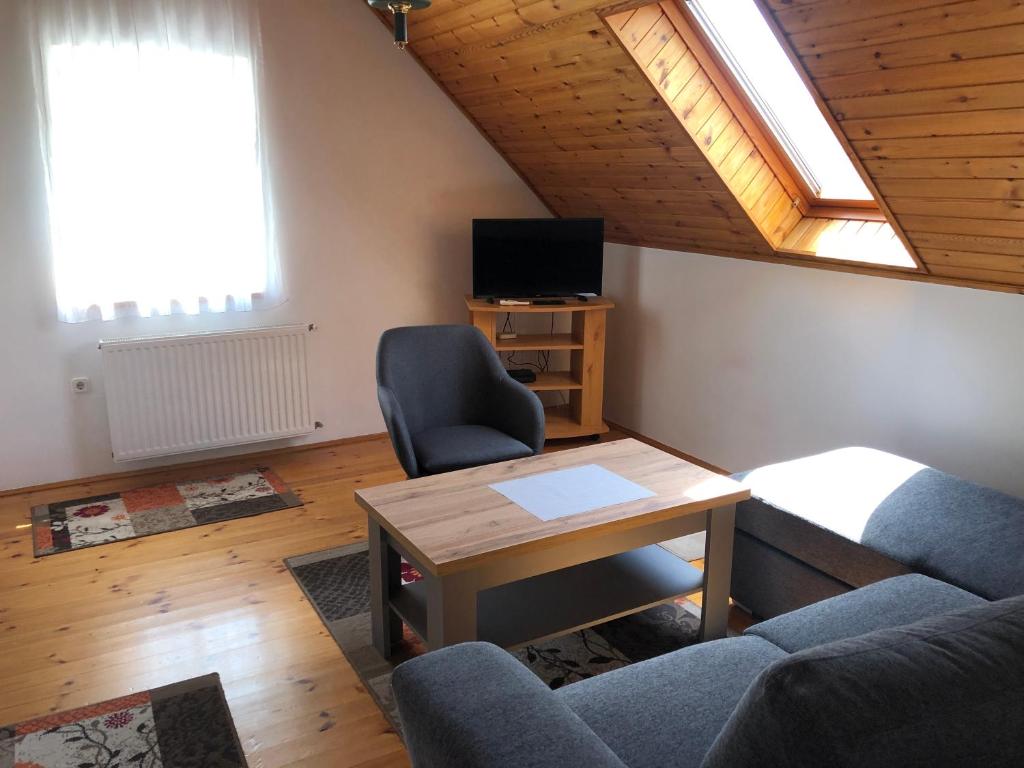 TV a/nebo společenská místnost v ubytování Pacsirta Apartman