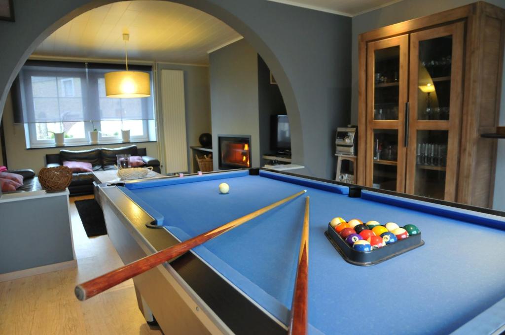 a living room with a pool table with a cue at Gite Au Phil du Temps in Érezée