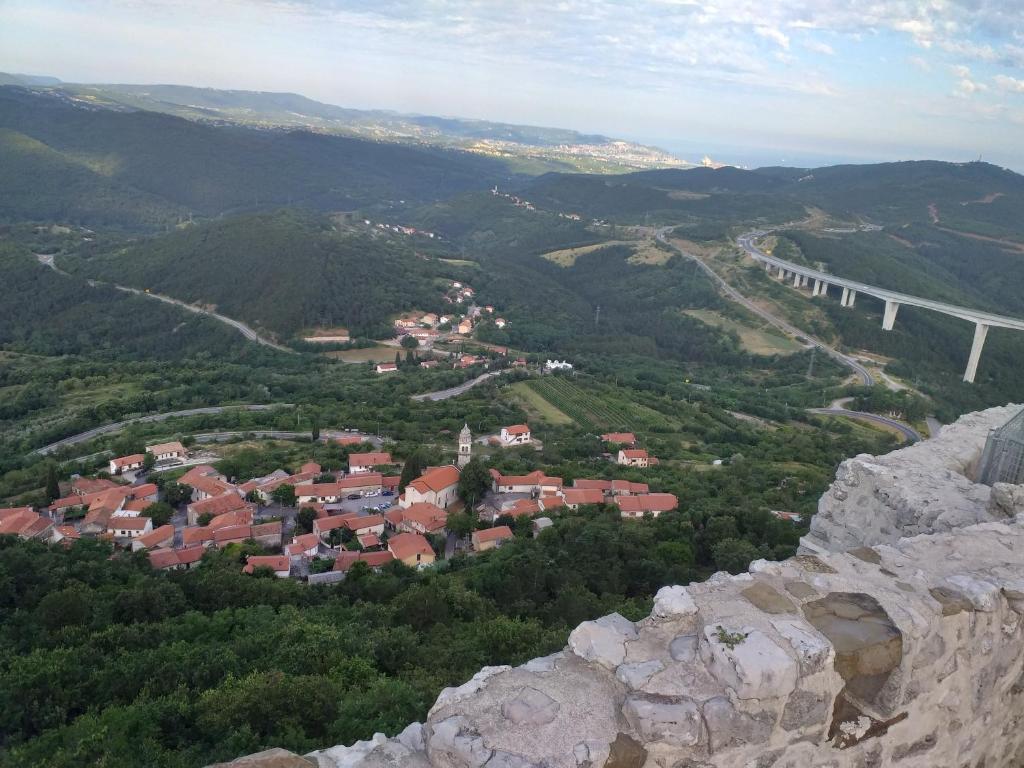 Blick auf eine Stadt mit einer Brücke in der Ferne in der Unterkunft Relax Črni Kal 3 in Črni Kal