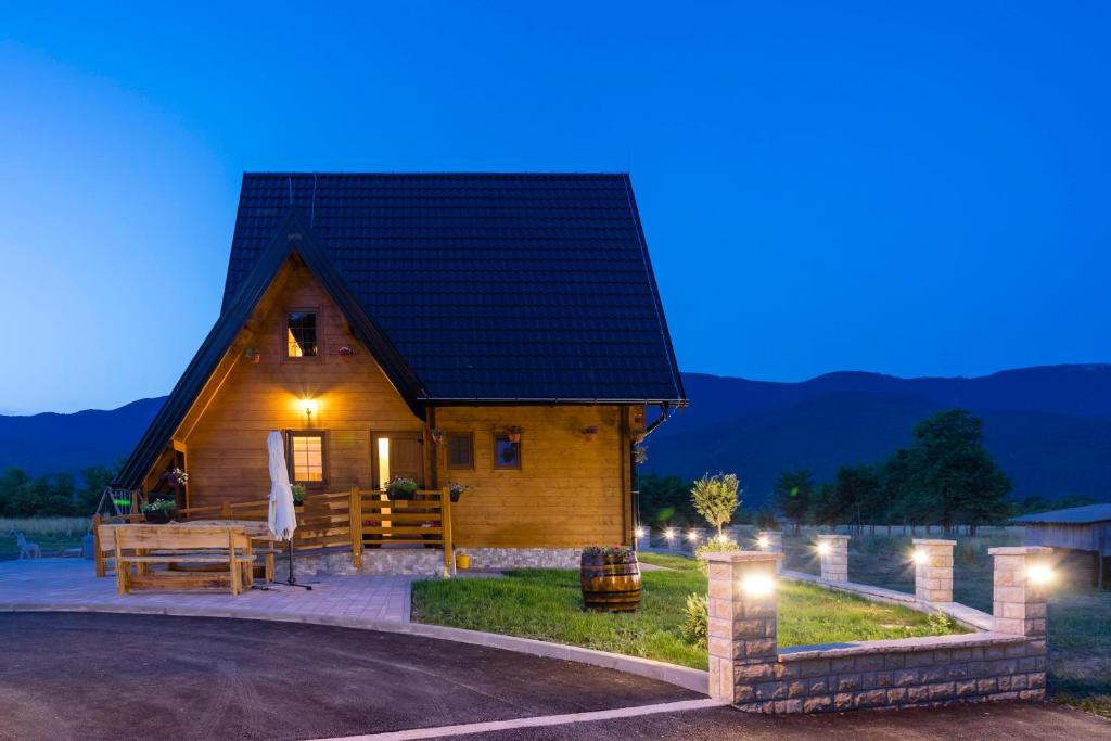 Výhľad na hory alebo výhľad na hory priamo z horskej chaty