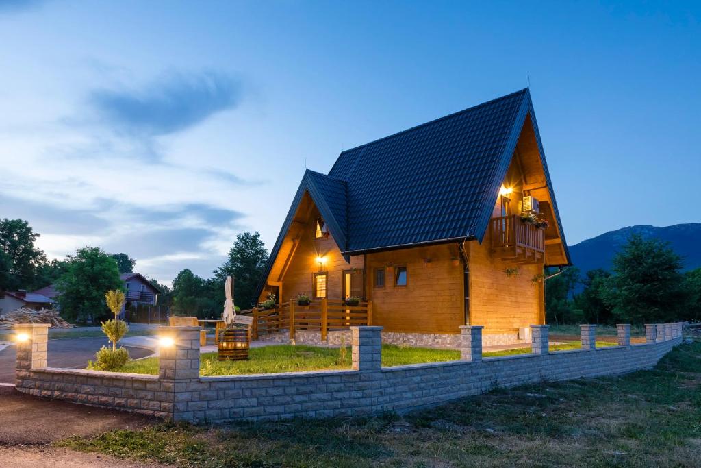 una pequeña casa de madera con techo negro en Wood Fairy en Korenica