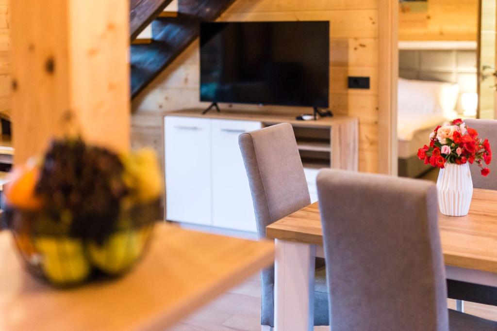Televízia a/alebo spoločenská miestnosť v ubytovaní Wood Fairy