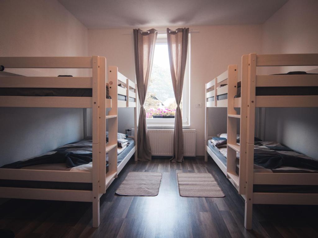 Postel nebo postele na pokoji v ubytování Apartments STARI TIGER