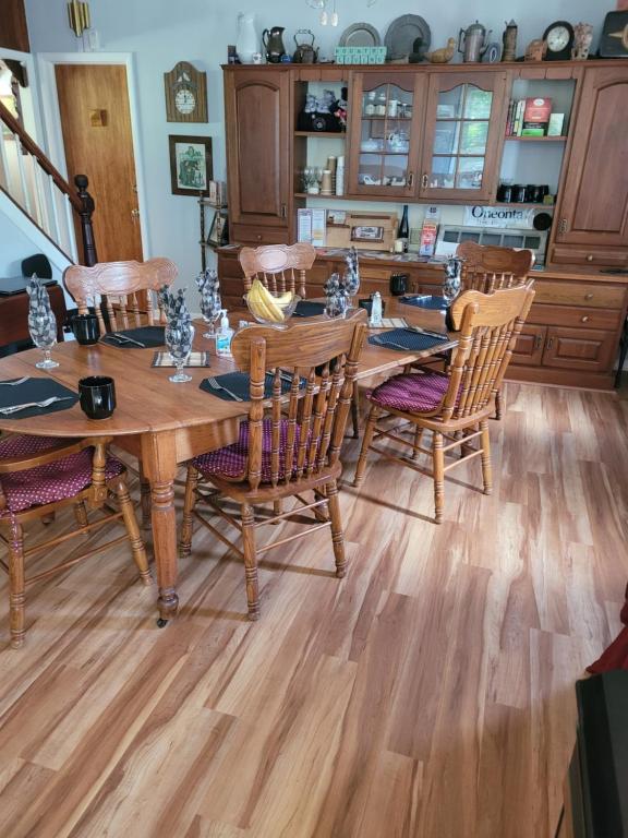 - une salle à manger avec une table et des chaises en bois dans l'établissement Kountry Living Bed and Breakfast, à Oneonta