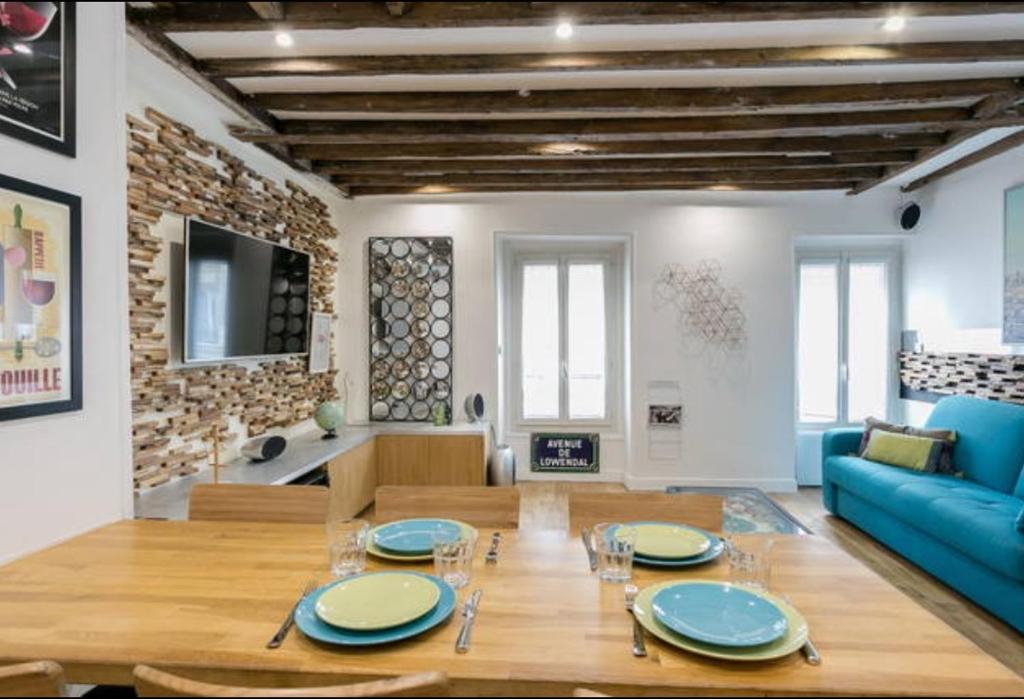 TV a/nebo společenská místnost v ubytování Relais Cocorico "Oeuf" Family Suite with AC