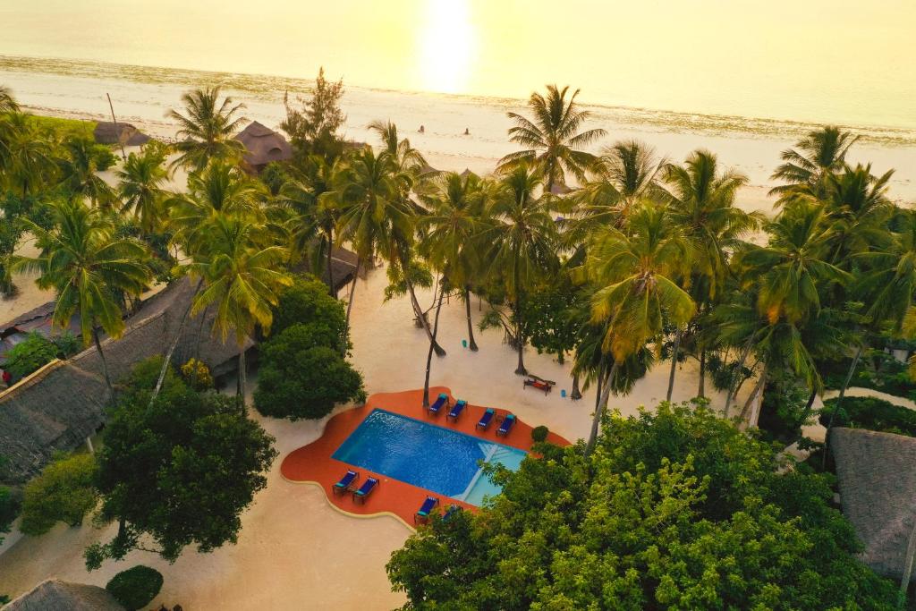 una vista aérea de una playa con piscina y palmeras en Mchanga Zanzibar, en Pwani Mchangani