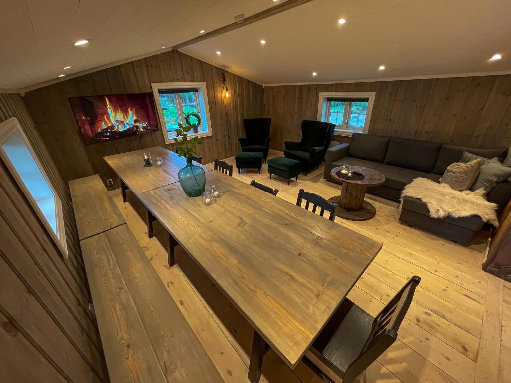 sala de estar con mesa de madera y sofá en Stall-loftet, Aastrøen gård, Vingelen, en Vingelen