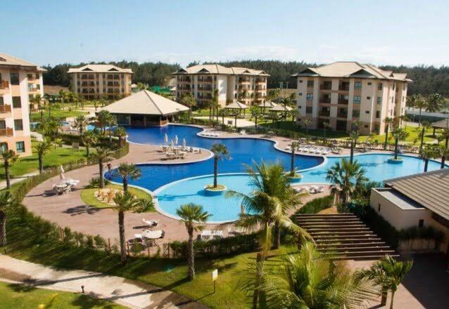 einen Luftblick auf ein Resort mit zwei Pools und Palmen in der Unterkunft VG SUN CUMBUCO C5 - apto 209 in Cumbuco