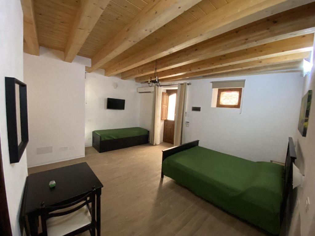Postel nebo postele na pokoji v ubytování Decadracma rooms