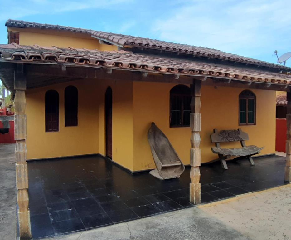 un modello di casa con tetto di Residencial Gaivotas 40m da praia Nova vicosa a Nova Viçosa