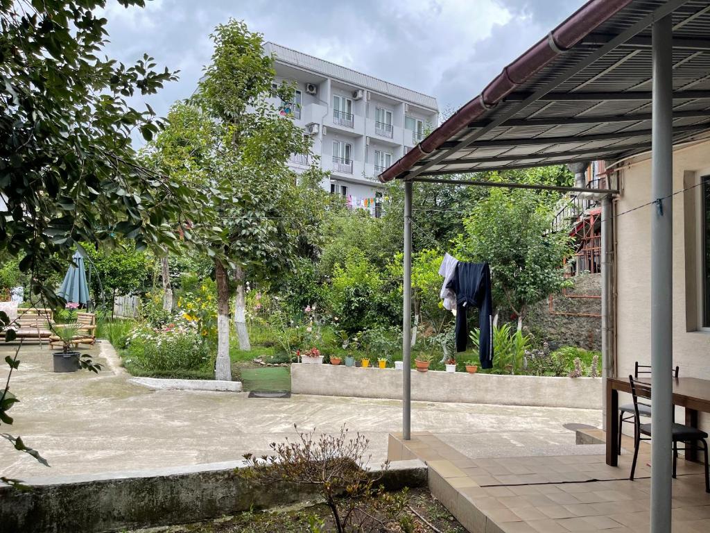 un jardín con una camisa negra colgando de un poste en Batumi Summer Hotel en Batumi