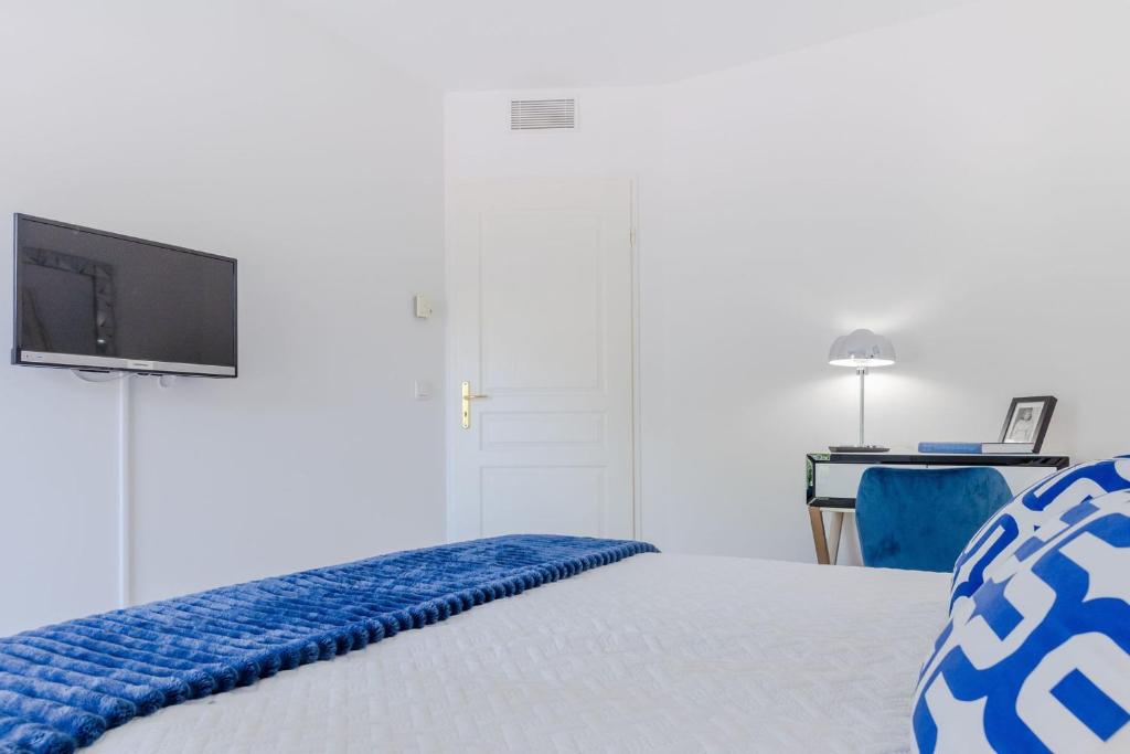 Poste&#x13E; alebo postele v izbe v ubytovan&iacute; Stylish 2-bedroom apartment near the beaches