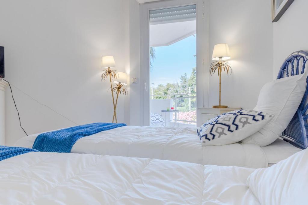 Poste&#x13E; alebo postele v izbe v ubytovan&iacute; Stylish 2-bedroom apartment near the beaches
