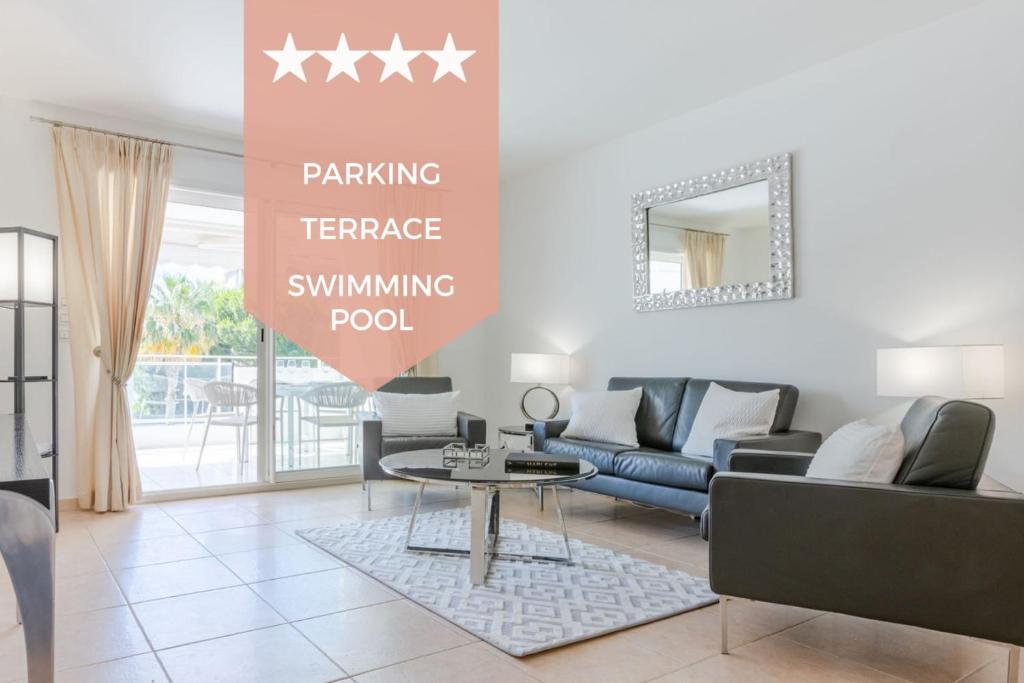 un salon avec un canapé et une table dans l'établissement 3-Room Apartment in Prestigious Residence, à Cannes