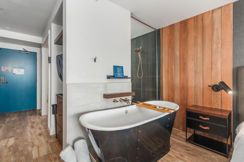 Headlands Coastal Lodge & Spa - 
