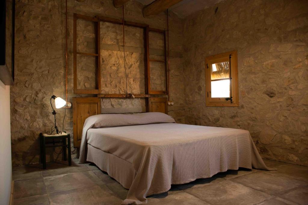 Postel nebo postele na pokoji v ubytování Cal Padrí del Macareno