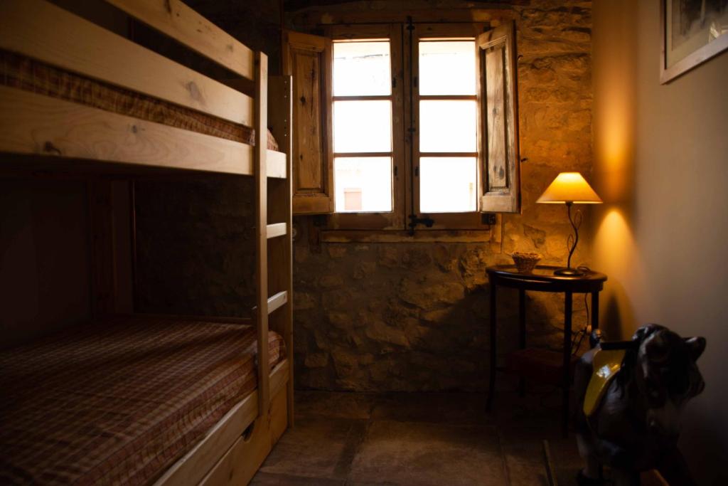 Postel nebo postele na pokoji v ubytování Cal Padrí del Macareno