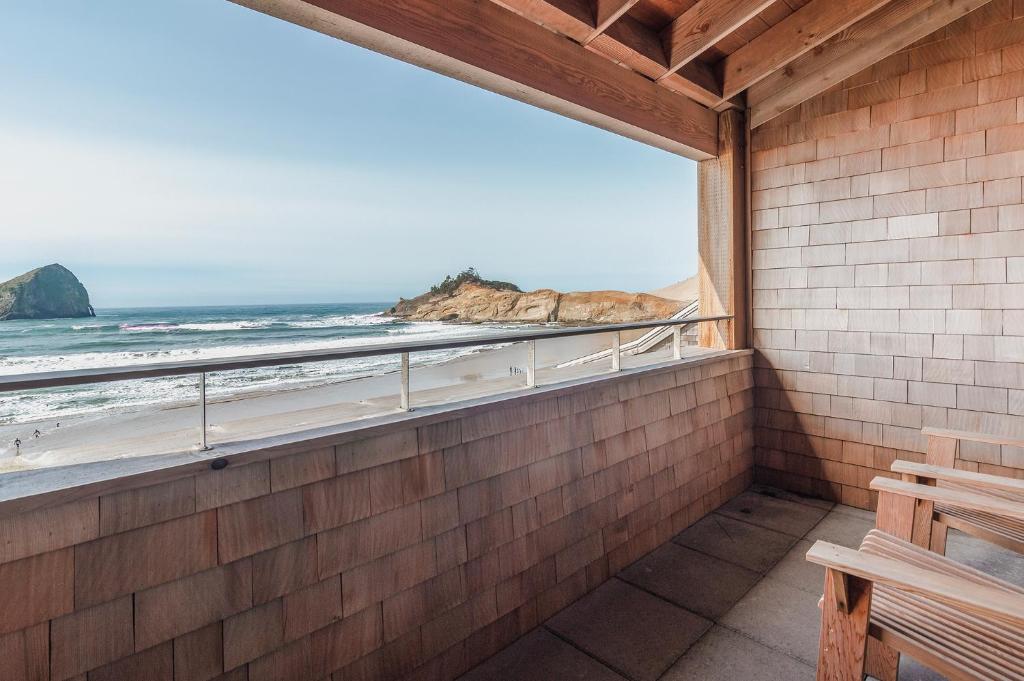 Headlands Coastal Lodge & Spa - 