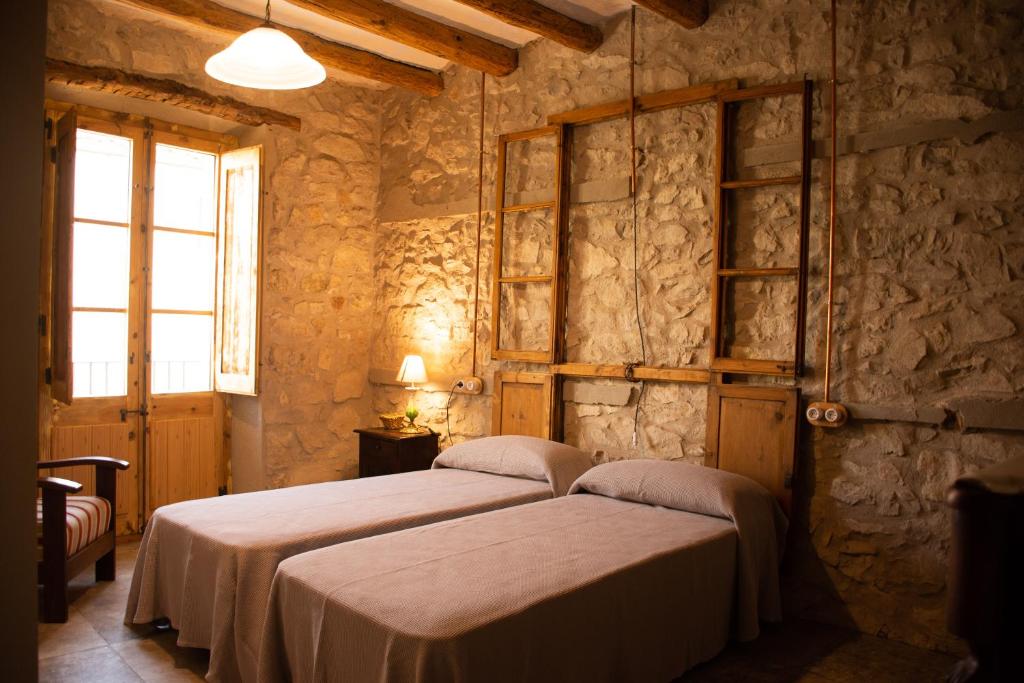 Postel nebo postele na pokoji v ubytování Cal Padrí del Macareno