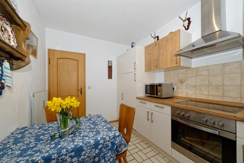 Kuchyň nebo kuchyňský kout v ubytování Gästehaus Koyerbauer Boardinghouse