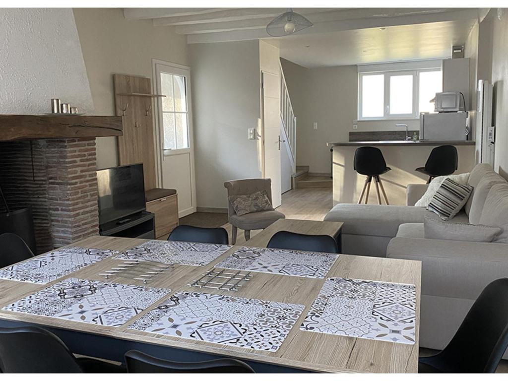 a living room with a table and a couch at Gîte Avaray, 4 pièces, 6 personnes - FR-1-491-299 in Avaray