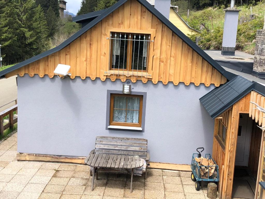 a blue building with a bench in front of it at Einser Hütte GesbR - Selbstversorgerhaus für 7 Personen in Vordernberg