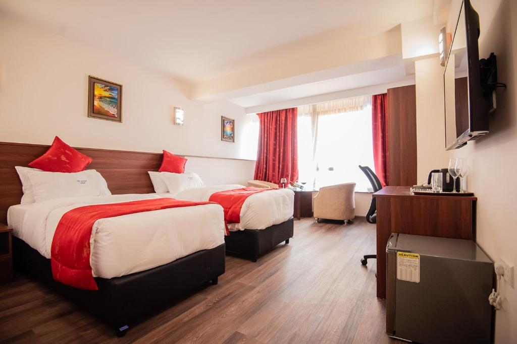 Uma cama ou camas num quarto em The Crossroads Hotel, Westlands